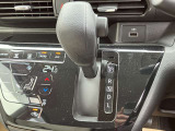 インパネシフトで足元すっきり、操作も楽々。