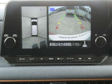 全周囲カメラで、クルマを上空から見下ろしているかのような映像を映し出します。周囲の状況がひと目でわかります!