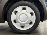 【純正ホイールキャップ】装備しております。クルマのオシャレは足もとから!外観にマッチしたデザインでビジュアルバッチリです。