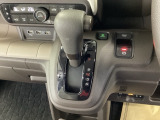 シフトはインパネシフト、パーキングブレーキは電子制御となっています。