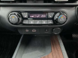 オートエアコン。運転席、助手席を温めるシートヒーターのスイッチです。
