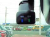 事故に遭遇してしまった時など、品質の高い映像と音声で運転の記録するドラレコ。ドライブの思い出を記録に残したい方や、ご自身のドライビングをチェックされたいお客さまにもおすすめです。