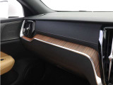 ダッシュボードとトンネルコンソールに配されたリニアライムウッドパネルや、コントラストステッチで縁取られたテイラードダッシュボードなど、上質感を演出する装備も充実しています。