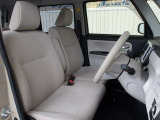 インテリア・シートカラーはベージュ!フロントはゆったり座れるベンチシートです!