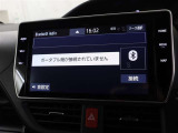 <Bluetooth>スマートフォンなどの機器と車をBluetoothで接続すると、ワイヤレスで音楽を再生できます。
