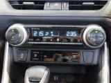 左右独立温度コントロールフルオートエアコンです。運転席、助手席それぞれで独立して温度設定ができます。冷え性の方が乗っても安心ですね♪