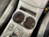 運転席、助手席間にはカップホルダーがあります。