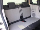 2列目シートも足元はゆったりしており快適にお座り頂けます!チャイルドシートの取り付けにも対応しており、後部座席にお乗りの方も楽しく広々と使用できます!!