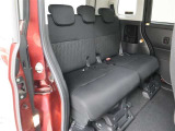 リヤシートは3人がけです。足元も広々しています