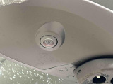 サイドカメラ 車両の前後左右に搭載した4つのカメラにより、車庫入れや狭い道でのすれ違いをしっかりサポートするパノラマモニター対応カメラが付いてます