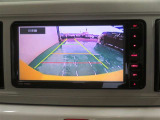 車両後方の映像を映すバックモニター。進路を確認しながら安全に車庫入れできます。