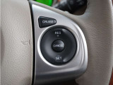 【クルーズコントロール】アクセルペダルを踏まずに定速走行。燃費向上にも貢献し、加速・減速の少ない高速道路などでの運転をより快適に走行できます。