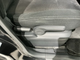 シートハイトアジャスターが付いているので運転姿勢を調整するのに便利ですね。身長に合ったシートポジションは安全運転や疲労軽減にもつながります。