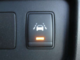 【車線逸脱防止】一定速度以上で作動します。ウインカーなどを出さずに車線に近づいたりすると警報音で安全を促してくれます。