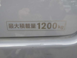 最大積載量は1200Kg(3人乗車時)/950Kg(6人乗車時)となります。