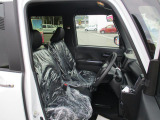 運転席・助手席はベンチシートです♪