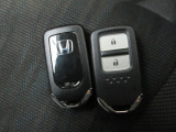 スマートキー付!キーを取り出さなくてもドアロックの施錠・開錠、エンジンの始動が出来ます!雨の日や荷物の多い日にとても便利ですね♪