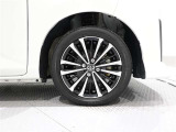 タイヤサイズは(175/55R15)で純正アルミホイールです。