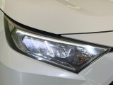 【LEDヘッドライト】悪天候や夜間走行時も良好な視界を確保し安心して運転できる高輝度LEDヘッドライトを装備!点灯速度が早く、消費電力も抑えられています。