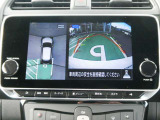 まるで空から見下ろしたかのような映像を映し出すアラウンドモニターだから、車庫入れもラクラクです!