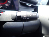 オートライト機能が装備されており暗い場所に入ると車両が検知しライトのON・OFFを自動的に切り替えてくれますので非常に便利な装備です♪