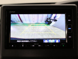 【バックカメラ】シフトを「R」の位置に入れると、自動的に画面がカメラ映像に切り替わり後方の視界をサポートする必須装備です!