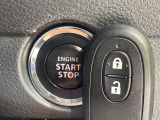 【キーレススタートシステム】カバンやポケットに入れたままでもドアの施錠・解錠が可能なスマートキーを装備。エンジンのオン・オフ時もカギを取り出す必要が無いからとっても便利です♪