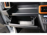 グローボックスに加え更に便利な収納スペースの助手席オープントレイがあります!