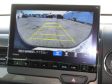 バックをするとき自動でリアの様子が映る『リアカメラ』付き! ナビ画面で確認しながらバックができますから安心ですね。でも、目視も大切ですよ!安全第一でお願いします!