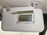 【運転席サンバイザー】鏡が付いているのでメイク直しなどにも便利★