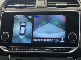 【アラウンドビューモニター】車を上から見下ろしているかのような映像で周囲の状況がひと目で確認、狭い駐車場に駐車するときも安心です♪