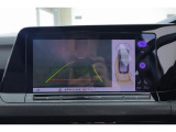 リヤビューカメラ:車両後方の映像を映し出し、画面にはガイドラインが表示され、車庫入れや縦列駐車を容易にしてくれます♪