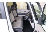 操作性に優れた運転席となります!小物入れや各ボタンの配置にこだわり、使いやすいです!座り心地もよく視認性も良好なのでロングドライブもお任せ下さい!