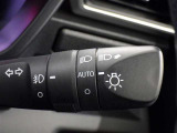 【オートライト】車外の明るさに応じて、自動的にライトの点灯・消灯をしてくれます。