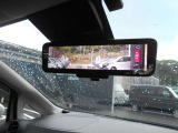 スマートミラーです。後席に人がいたり荷物が山積みでも大丈夫。後の視界はカメラの映像で見れますよ。