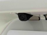 バックカメラ 車両の前後左右に搭載した4つのカメラにより、車庫入れや狭い道でのすれ違いをしっかりサポートするパノラマモニター対応カメラが付いてます