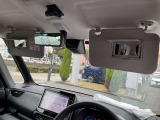 日差しを遮るためのもので、自動車のフロントガラス上部に取り付けらています。エチケットミラーも装備