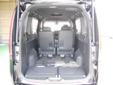 3列目は分割床下格納シートです☆あっという間に荷室が拡大します♪大きな荷物も積めちゃいます♪