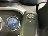 【スマートキー】カバンやポケットに入れたままでもドアの施錠・解錠が可能なスマートキーを装備。エンジンのオン・オフ時もカギを取り出す必要が無いからとっても便利です♪