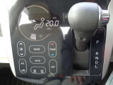 温度管理のできるオートエアコン付きです。設定温度を保ってくれますので快適なドライブが楽しめます。