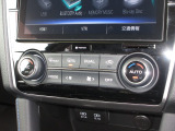 エアコンはオートエアコンでお好みの温度調整が出来、オールシーズン快適にドライブできます!リア席はプライバシーガラスで夏も涼しく過ごせます!