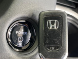 【Hondaスマートキー】カバンやポケットに入れたままでもドアの施錠・解錠が可能なスマートキーを装備。エンジンのオン・オフ時もカギを取り出す必要が無いからとっても便利です♪