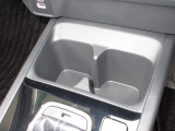 運転席と助手席の間にはドリンクホルダーがあります。取りやすい位置にありますからドライブも楽しくなりますね!