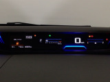 メータは先進的なデジタルメーターを採用!ゆっくりと数字が動くのでとても見やすく表示されます!続可能距離等の情報やHonda SENSINGの注意・警告も表示します!