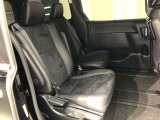 【後部座席】も当然、綺麗・清潔に仕上げております。内装の綺麗なお車は気持ちが良いですし、コンディションのいい車が多いです。これもオススメの1台です。