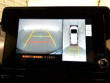 【全周囲モニター】車を上空から見下ろしたような映像をカーナビ画面に映し出し、車庫入れや縦列駐車をサポートしてくれます。