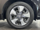 【純正ホイールキャップ】装備しております。クルマのオシャレは足もとから!外観にマッチしたデザインでビジュアルバッチリです。