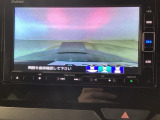 【バックカメラ】運転が苦手な方も車庫入れラクラクです!ギアをリバースに入れれば自動的に切り換わりますので、面倒な操作は不要です♪狭い駐車場もお車を傷つけず安心ですね!