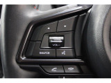ステアリングから手を放すことなくオーディオの操作が可能なステアリングリモコンを装備。声でエアコン等の操作が可能な音声認識機能付き。