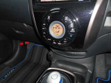 車内の室温を自動で一定に保ってくれる便利なオートエアコンが付いています。温度を設定するとクルマがエアコン噴出し温度を上げたり下げたり風量を変えたりしてくれるので運転に集中が出来ますよ。